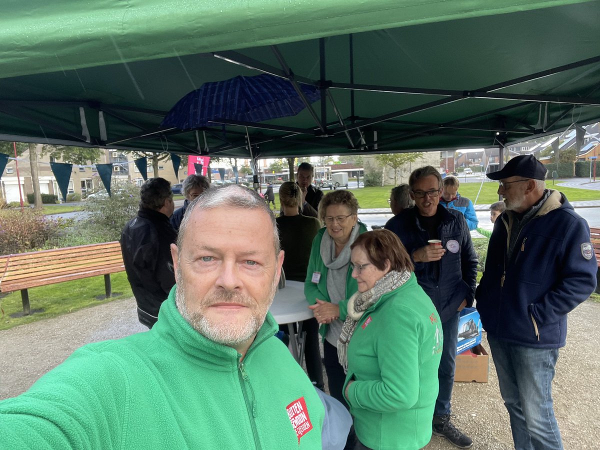 Vanochtend was het Groeten &amp; Ontmoeten het thema in het ‘Walk in the Park’. Wethouder <a href="/jellezoetendal/">Jelle Zoetendal</a> heeft het parkje en de aldaar geplaatste stadsbanken officieel geopend door een lint door te knippen. <a href="/grootheerenveen/">GrootHeerenveen</a>  <a href="/Heerenveen/">Gemeente Heerenveen</a> <a href="/wijkdorphveen/">Wijkmanagement Hveen</a> <a href="/WelzijnHveen/">Caleidoscoop Welzijn</a>