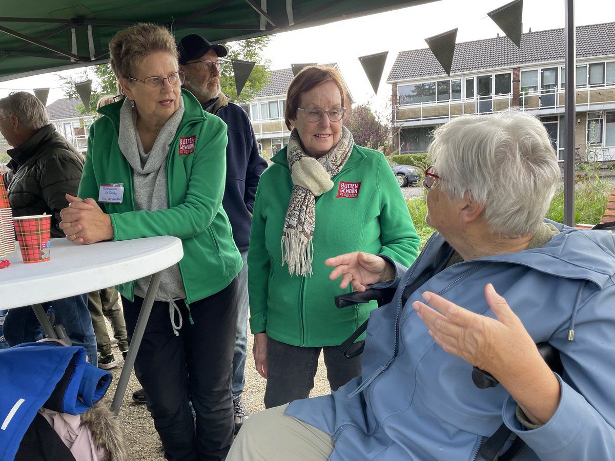 BUITENgewoonGrd's tweet photo. Vanochtend was het Groeten &amp; Ontmoeten het thema in het ‘Walk in the Park’. Wethouder @jellezoetendal heeft het parkje en de aldaar geplaatste stadsbanken officieel geopend door een lint door te knippen. @grootheerenveen  @Heerenveen @wijkdorphveen @WelzijnHveen https://t.co/hvdAdkAB5j