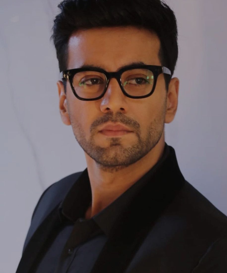 tellyupdate_360's tweet photo. #TellyUpdate 

#KaranvirSharma has been approached to play lead in @ZeeTV upcoming new show title " #Fida Tare Ishq Mein" Time Slot 9PM  ; Show Launched November 1 Week 

#TellyUpdate360 #ZeeTV https://t.co/rIRbXiiww3