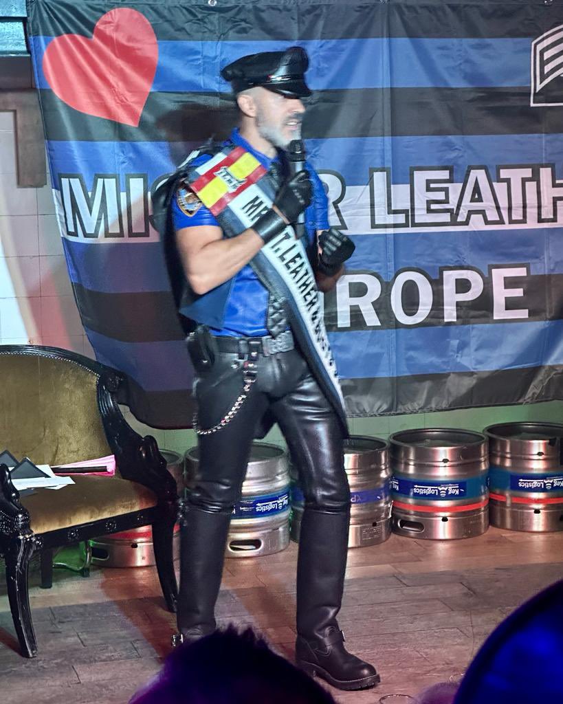 LeatherClubRoma's tweet photo. Chi vincerà il titolo di #MLE23 tra Mig Leather Andy Walgraef e Tio Lelieveld? Tra poco lo scopriremo, ma nel frattempo congratulazioni a Leathergi Gp che ha degnamente rappresentato la comunità #Leather italiana. Well done Giampi!
#StrongerTogether 🖤❤️💙 https://t.co/brpr8zFbfA
