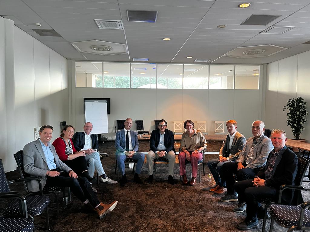 CUOldebroek's tweet photo. De door de ChristenUnie Nunspeet, Elburg en Oldebroek verstuurde 'noodkreet van het platteland' besproken met @gertjansegers en @Pieter_Grinwis na afloop van het congres  #christenunie #constructief https://t.co/8njljjfi75