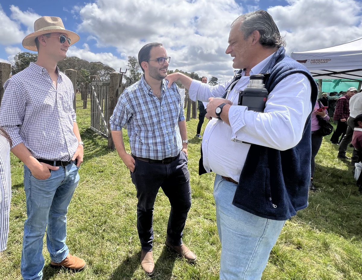facumarziotte's tweet image. EN LA EXPO CON DELGADO Y LOS JÓVENES

Esta tarde estuvimos recorriendo la Expo Salto junto a @AlvaroDelgadoUy, @CarlosAlbisu y representantes de la Juventud de @CreerUy.

¡El presente nos dará mucho futuro! ⚪️🔵💪🏼