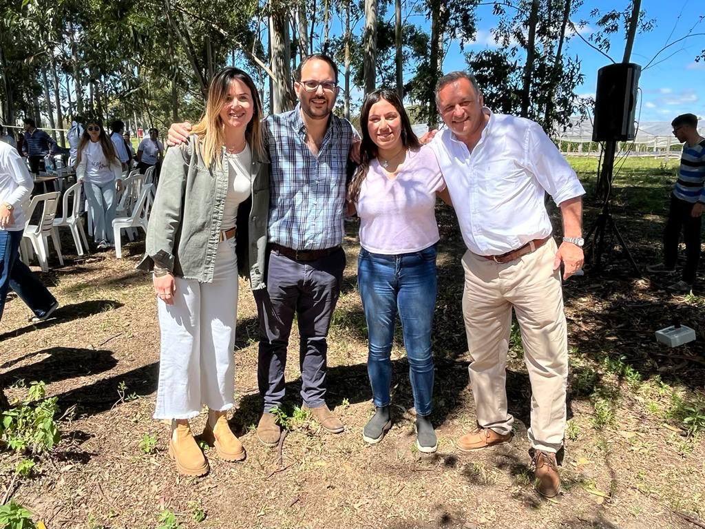 facumarziotte's tweet image. EN LA EXPO CON DELGADO Y LOS JÓVENES

Esta tarde estuvimos recorriendo la Expo Salto junto a @AlvaroDelgadoUy, @CarlosAlbisu y representantes de la Juventud de @CreerUy.

¡El presente nos dará mucho futuro! ⚪️🔵💪🏼