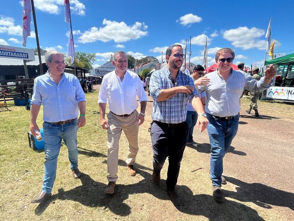 facumarziotte's tweet image. EN LA EXPO CON DELGADO Y LOS JÓVENES

Esta tarde estuvimos recorriendo la Expo Salto junto a @AlvaroDelgadoUy, @CarlosAlbisu y representantes de la Juventud de @CreerUy.

¡El presente nos dará mucho futuro! ⚪️🔵💪🏼
