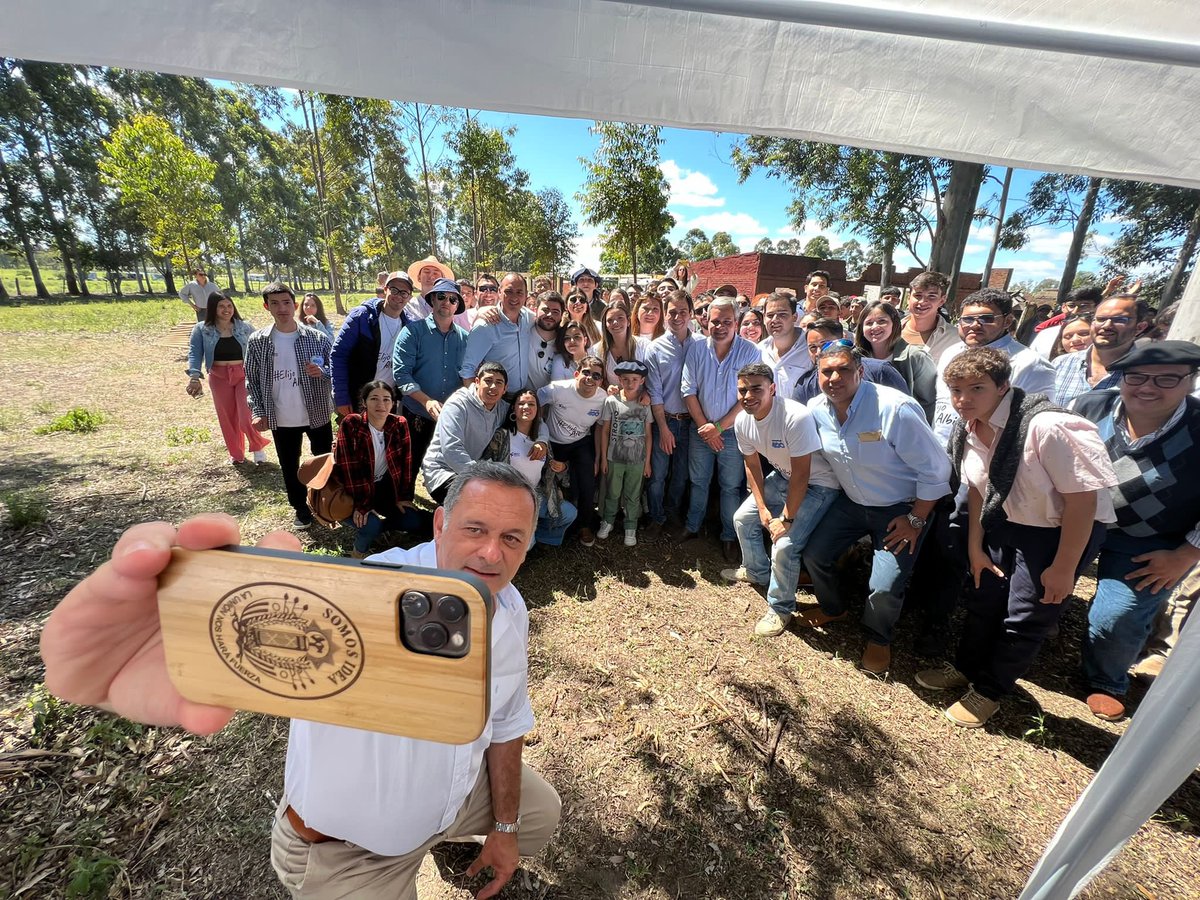 facumarziotte's tweet image. EN LA EXPO CON DELGADO Y LOS JÓVENES

Esta tarde estuvimos recorriendo la Expo Salto junto a @AlvaroDelgadoUy, @CarlosAlbisu y representantes de la Juventud de @CreerUy.

¡El presente nos dará mucho futuro! ⚪️🔵💪🏼