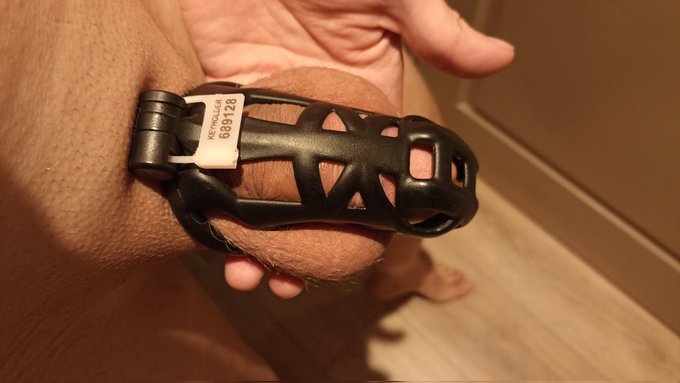 Officially locked for one month! ? #locktober #lockedfag #lockedsub https://t.co/wTUDe89Wsj