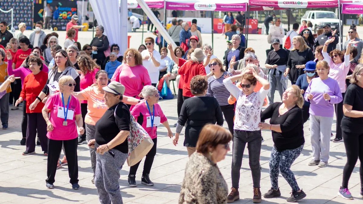 MuniCerrillos's tweet photo. Hoy, disfrutamos de una bella actividad, en el marco del Día Internacional de las Personas Mayores ❤️

En el Parque Luis Orione se reunieron más de 600 vecinas y vecinos para celebrar este día y relevar la importancia mantener una vejez activa 💪

@INDChileOficial @santiago2023 https://t.co/CR8Wi0DzpE