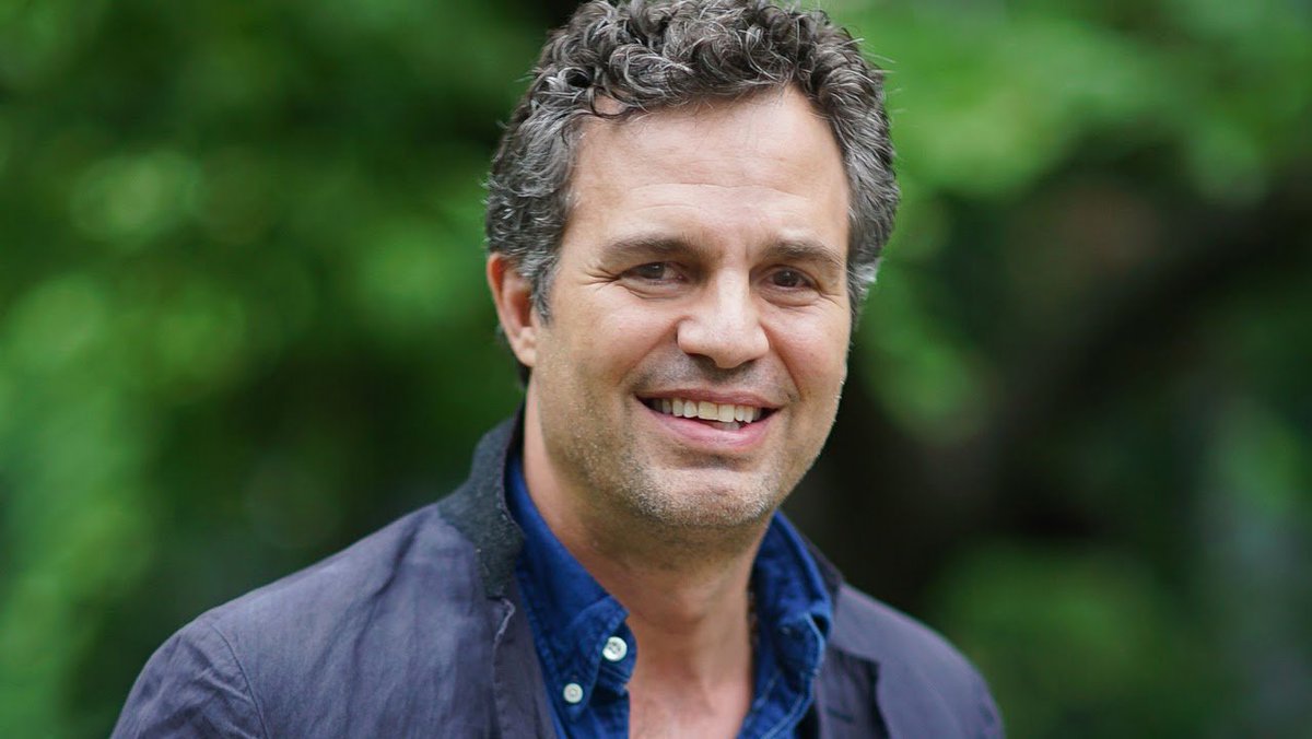 BuzzFeedBrasil's tweet photo. O ator Mark Ruffalo afirmou que dançará "Envolver", de Anitta, caso Lula seja eleito. https://t.co/IWaen2Le6L