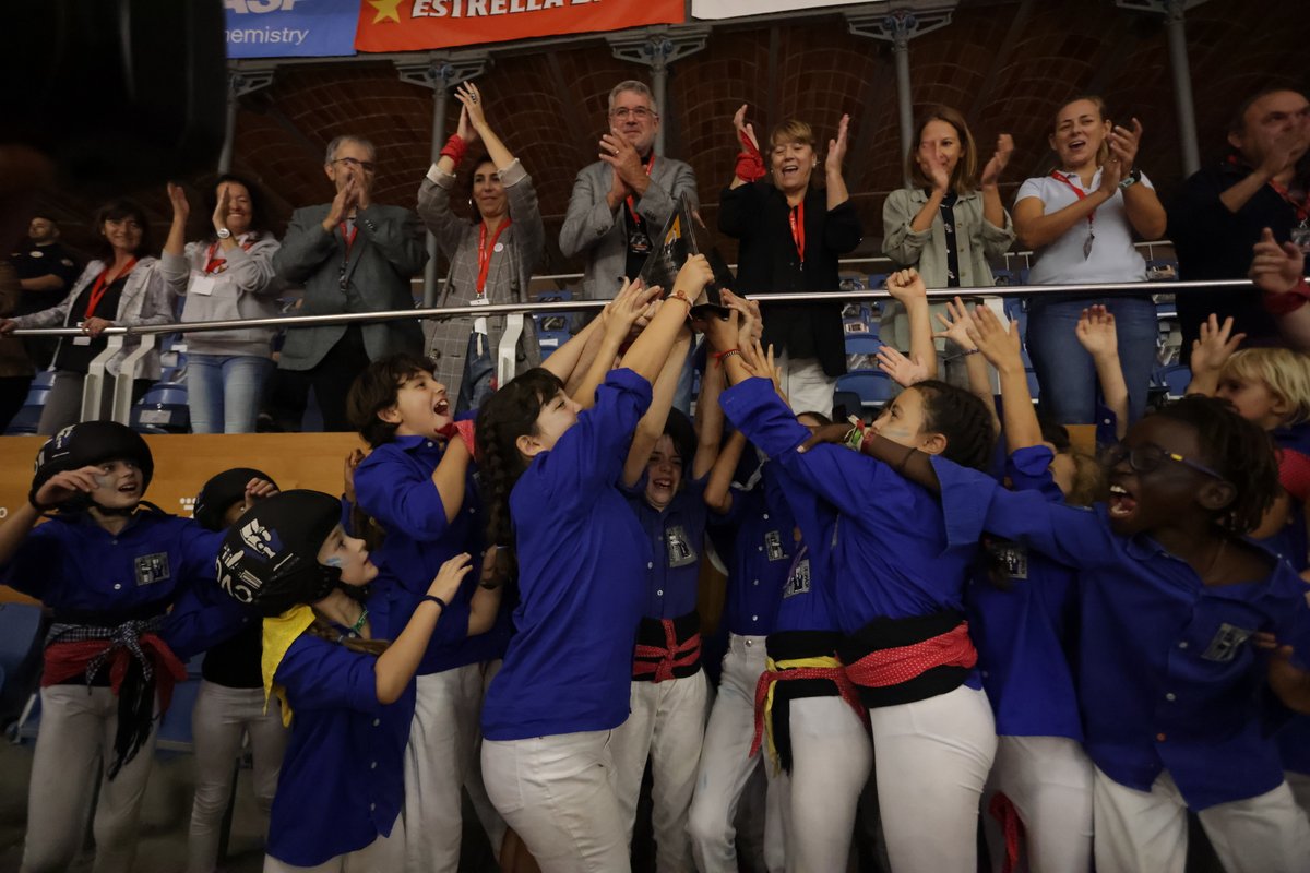 concurscastells's tweet photo. #ConcursTGN22

📢 Els @cvg_cat, guanyadors de la jornada de dissabte del Concurs de Castells. @Marrecs segons i @nensdelvendrell i @SagalsdOsona, tercers ex aequo.

📱 https://t.co/kRvvTq3R9k

#EmocióConcurs #castellers #castelleres https://t.co/paZg4DjwBO