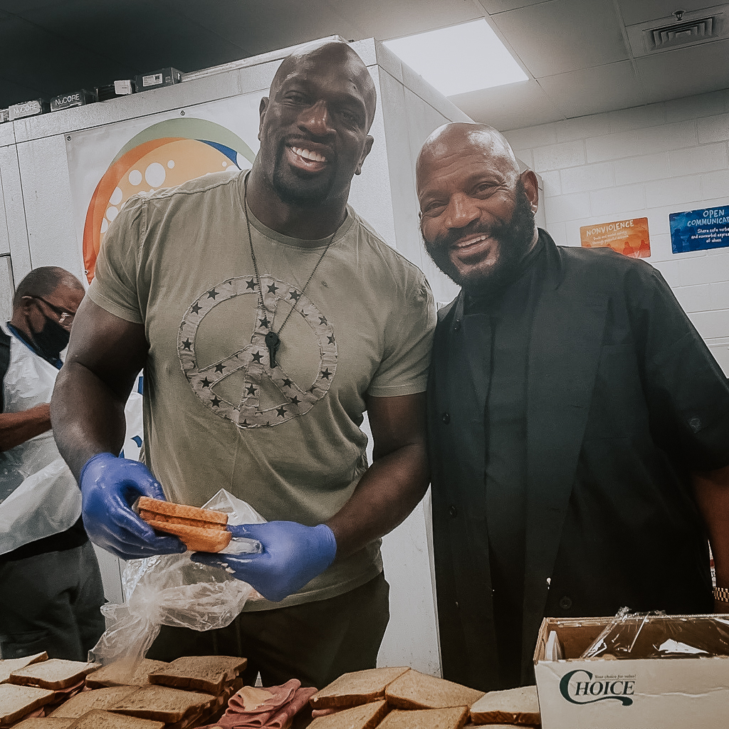ItBackward's tweet photo. Our founder, Tony March, had a great time volunteering at @MetroMinistriesand working with @chefjoseandres @WCKitchen @JeffGigante and @TitusONeilWWE to prepare over 15,000 sandwiches and hot meals for those in our community who need help at this difficult time. https://t.co/3tGtLomFTX