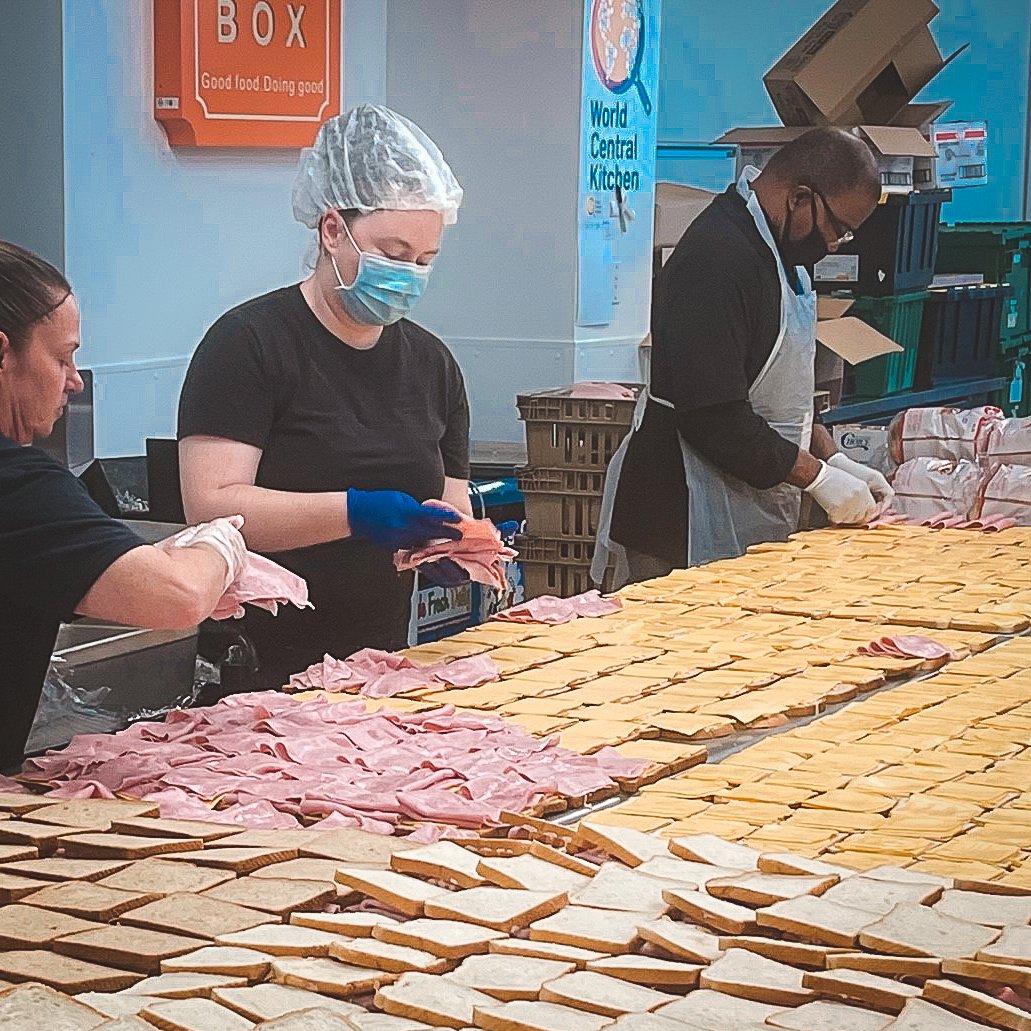ItBackward's tweet photo. Our founder, Tony March, had a great time volunteering at @MetroMinistriesand working with @chefjoseandres @WCKitchen @JeffGigante and @TitusONeilWWE to prepare over 15,000 sandwiches and hot meals for those in our community who need help at this difficult time. https://t.co/3tGtLomFTX