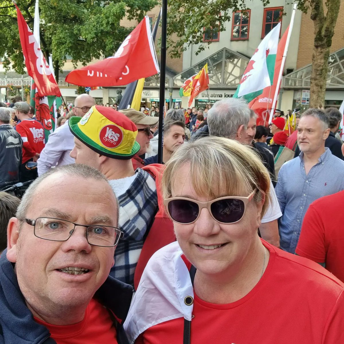 rhysjos's tweet photo. Great day in Cardiff today.
Diwrnod gwych yn Gaerdydd heddiw. #YesCymru #Annibyniaeth #AOUB https://t.co/cHSZcAwidM