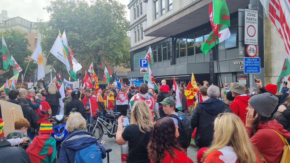 rhysjos's tweet photo. Great day in Cardiff today.
Diwrnod gwych yn Gaerdydd heddiw. #YesCymru #Annibyniaeth #AOUB https://t.co/cHSZcAwidM