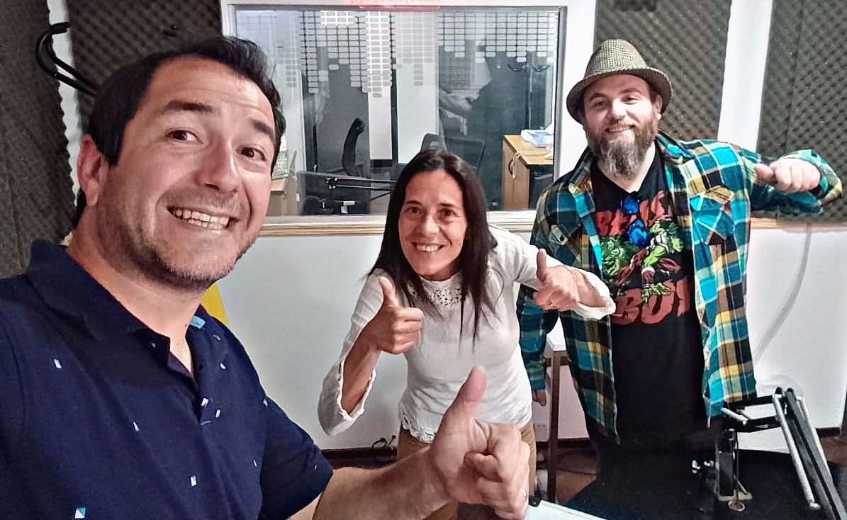 Capitanescalle's tweet photo. #Sabado de 13 a 15hs por @Radio10Rosario hacemos @Capitanescalle 
#Gracias capitana Sole Fama por darnos una mano desde la producción https://t.co/CUzm3npYkA