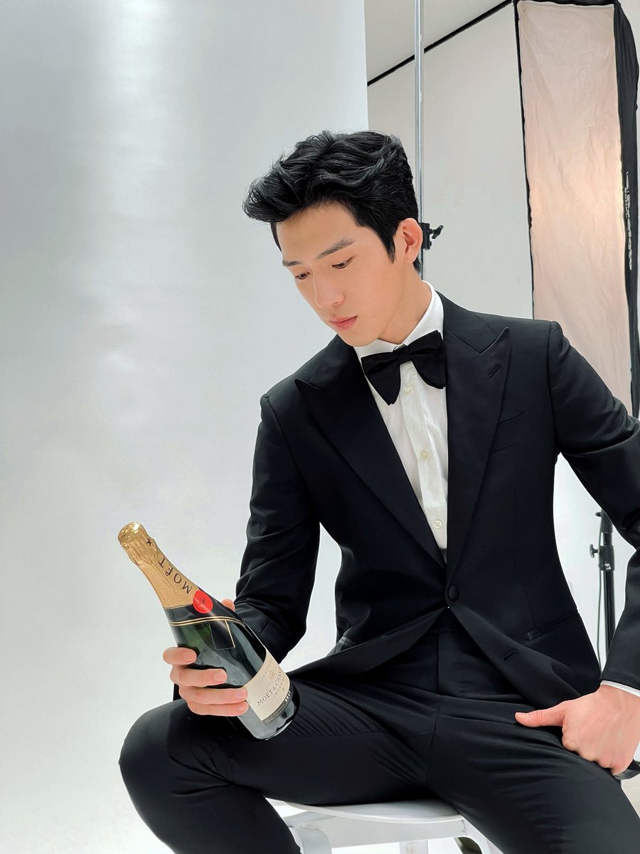 Não tem trabalho hoje para os policiais da Broad Street. Hoje comemoramos o aniversário do Capitão, que está completando 60 anos. Fiquem com fotos minhas e o presente que dei para o capitão, o qual ele gostou muito e que já até bebemos.