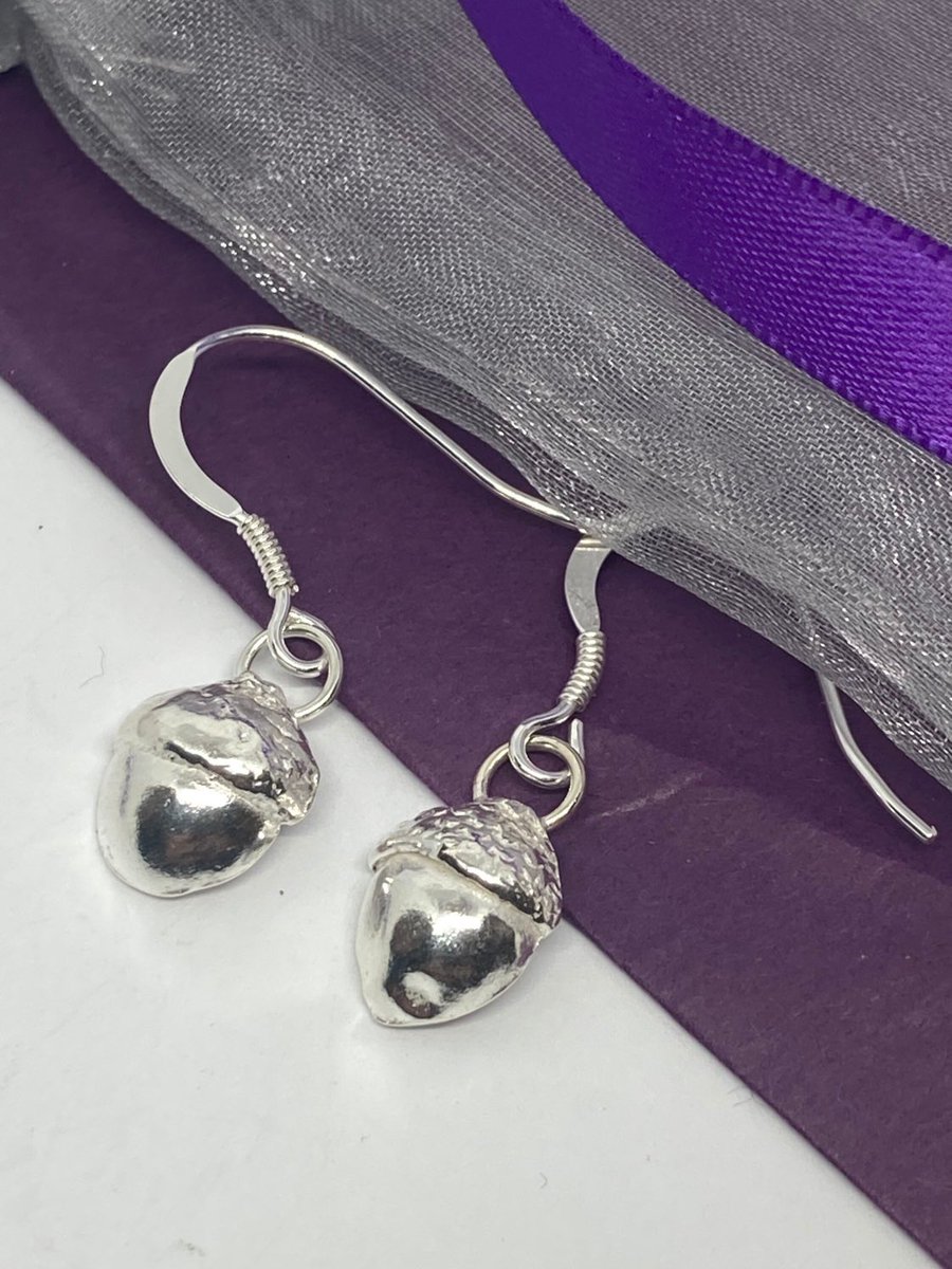 UKBlackMouse's tweet photo. Autumn bounty! Fine silver handmade acorns cast from two separate acorns and suspended on sterling silver wires.   

https://t.co/hvAjPbwHie https://t.co/kKVWP25m08