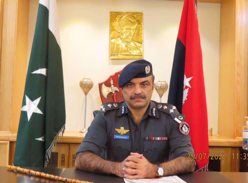 DigpSbaRange's tweet photo. گزشتہ رات تھانہ قاضی احمد کی حدود میں پولیس اھلکار عبدالخالق چھٹو سے مسلح افراد نے موٹر سائیکل چھیننے کی کوشش کی، عبدالخالق کی مزاحمت پر فائرنگ کر کے زخمی کر دیا
ڈی آٸی جی عرفان علی بلوچ کا فوری نوٹس مقابلے کے بعد زخمی حالت میں ملزم گرفتار۔مذید تحقیقات جاری۔ https://t.co/lSQVtRIinB