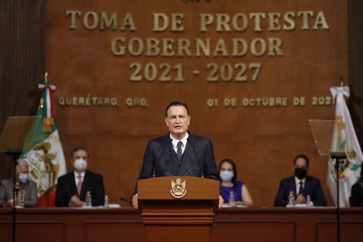 makugo's tweet photo. Hace un año asumí la responsabilidad de ser el Gobernador del Estado de Querétaro. Muchas gracias a todas y todos por su esfuerzo y trabajo al día de hoy, esto es apenas el principio, seguiremos trabajando con todo para llevar a Querétaro al siguiente nivel. #JuntosAdelante https://t.co/c1bCqq6MN6