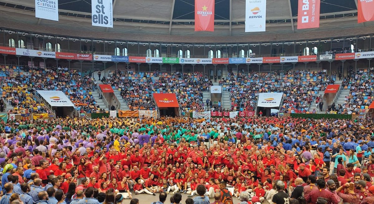 Avui per 1a vegada a la nostra història hem actuat a la #TAP en el marc del #ConcursTGN22; hi hem bastit el 4d7a, el 5d7 i el 7d7 i 2xp4. 
Moltes gràcies a <a href="/guillats/">Guillats De La Selva</a> i <a href="/capgrossos/">Capgrossos de Mataró</a> per acompanyar-nos i a <a href="/Cargolins/">Castellers d'Esplugues</a> per l'ajut a pinyes!
#castellers