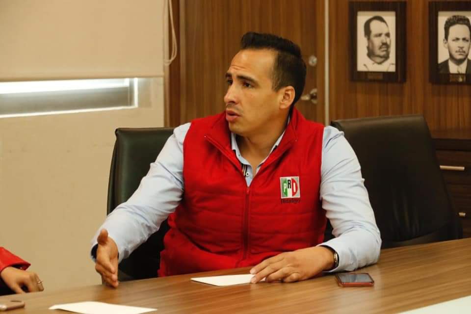 AlexGalvezQ's tweet photo. #LetrasMinadas
🧨 El regidor priísta de @PachucaGob Cristian Caballero fue detenido porque en estado de ebriedad golpeó a 2 policías, a quienes reclamó por llegar 40 minutos tarde a un percance vial. “Les voy a partir su madre a estos güeyes”, alardeó y atacó a los uniformados. https://t.co/x6V873XMsF