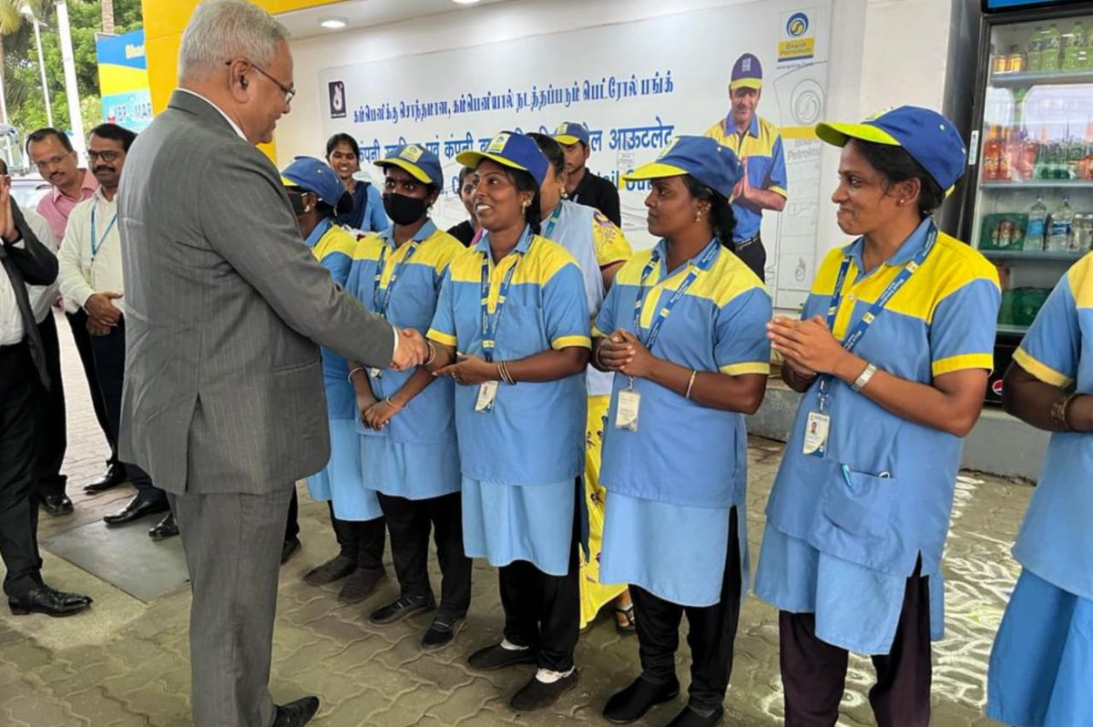BPCLimited's tweet photo. P S Ravi, Executive Director I/C (Retail) and Pushp Nayar, Head Retail (South), flagged off five bowsers from our Company Owned Company Operated #FuelStation BP MM Nagar.

Across the country, we operate 213 such bowsers through Fuel Entrepreneurs and 670 FuelKarts. https://t.co/JlUpxZHGMz