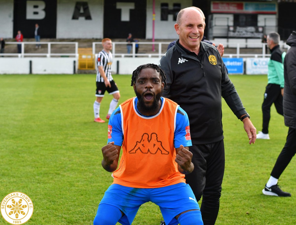 SevenoaksTownFC's tweet photo. 🤩🤩🤩

📸 - Matt White

@JN_258 @AdzTheCoach @samjohnsonzz @LBeeden5 @damz__9 🔵⚫️ | #Sevenoaks #STFC #EmiratesFACup #MagicOfTheCup https://t.co/vxOgCheIFb