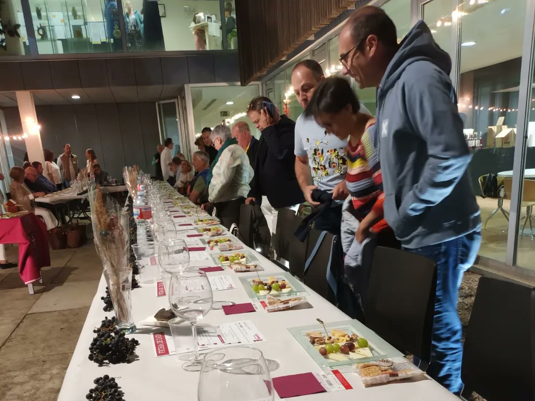 quesosJUAN's tweet photo. Noche mágica de #catadequeso y #catadevinos en #Boecillo con #escuelaenoturismocyl #WelcomeCastillayLeon con quesos de #Valladolid #Extremadura y #Mahon y vinos de la #DORueda #DOCigales y #DORiberadeDuero
#AyuntamientodeBoecillo
#vendimia2022🍇 https://t.co/e9qkftXRh5