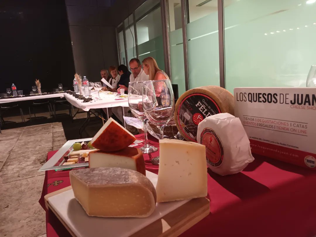 quesosJUAN's tweet photo. Noche mágica de #catadequeso y #catadevinos en #Boecillo con #escuelaenoturismocyl #WelcomeCastillayLeon con quesos de #Valladolid #Extremadura y #Mahon y vinos de la #DORueda #DOCigales y #DORiberadeDuero
#AyuntamientodeBoecillo
#vendimia2022🍇 https://t.co/e9qkftXRh5