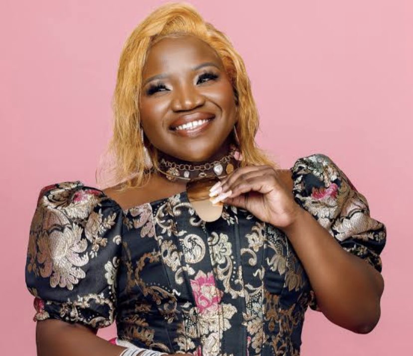 ChrisExcel102's tweet photo. Makhadzi is the Queen that she thinks she is !!🔥🔥

 #makhadziOnewomanshow https://t.co/O8qOjP4d2y