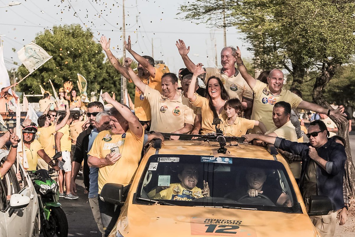 cirogomes's tweet photo. Registros de hoje na minha querida Fortaleza! Como é bom estar em casa e cercado de tanta gente querida. ✊1️⃣2️⃣💛 @robertoclaudio https://t.co/Ual49bJRj5