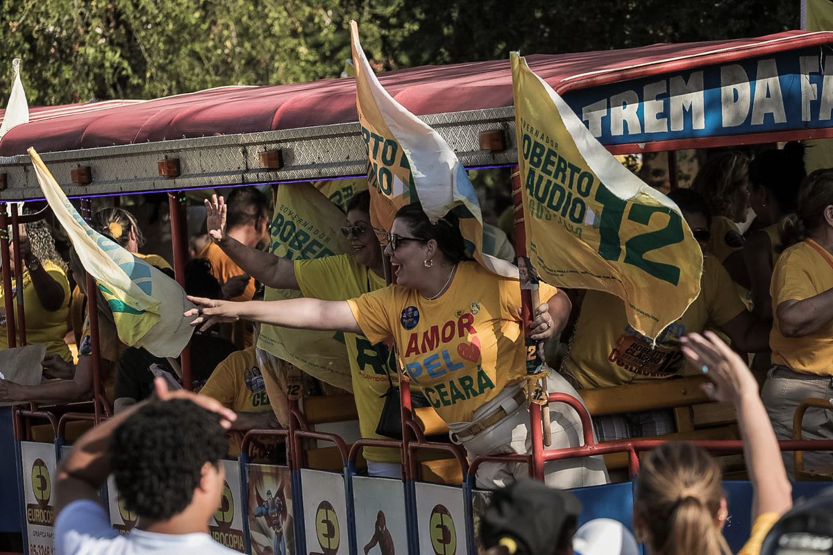 cirogomes's tweet photo. Registros de hoje na minha querida Fortaleza! Como é bom estar em casa e cercado de tanta gente querida. ✊1️⃣2️⃣💛 @robertoclaudio https://t.co/Ual49bJRj5
