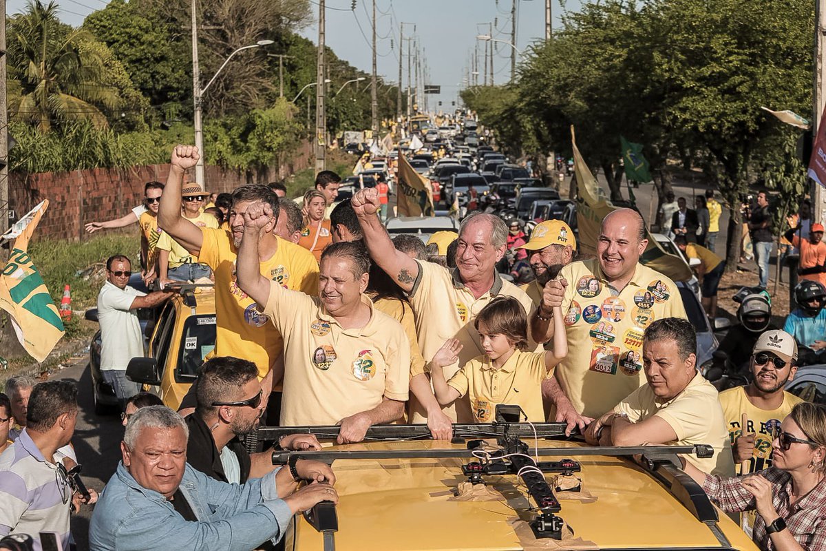 cirogomes's tweet photo. Registros de hoje na minha querida Fortaleza! Como é bom estar em casa e cercado de tanta gente querida. ✊1️⃣2️⃣💛 @robertoclaudio https://t.co/Ual49bJRj5