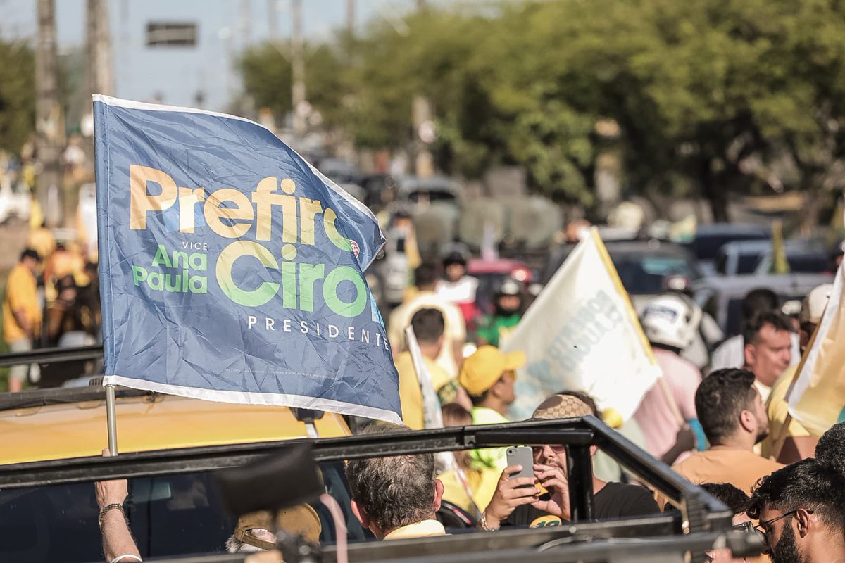 cirogomes's tweet photo. Registros de hoje na minha querida Fortaleza! Como é bom estar em casa e cercado de tanta gente querida. ✊1️⃣2️⃣💛 @robertoclaudio https://t.co/Ual49bJRj5