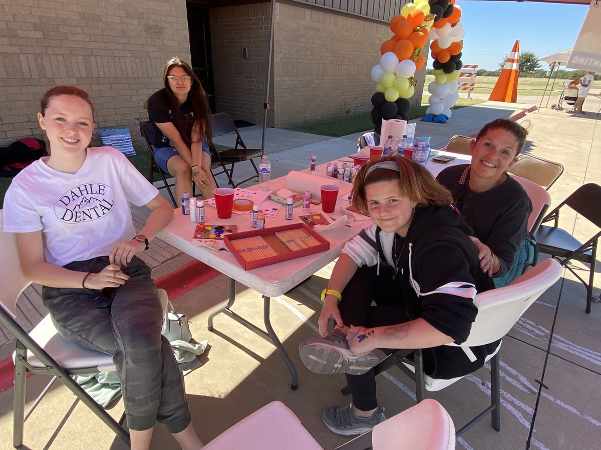 GunterTigerArt's tweet photo. Tiger artists volunteered to face paint today at the Touch-a-Truck Event benefiting the nonprofit Gunter Parks Foundation. Love that they have a heart for service! ❤️🎨 #creativityroars @GunterHSTigers @Gunter_ISD https://t.co/k9lPehh6Gb