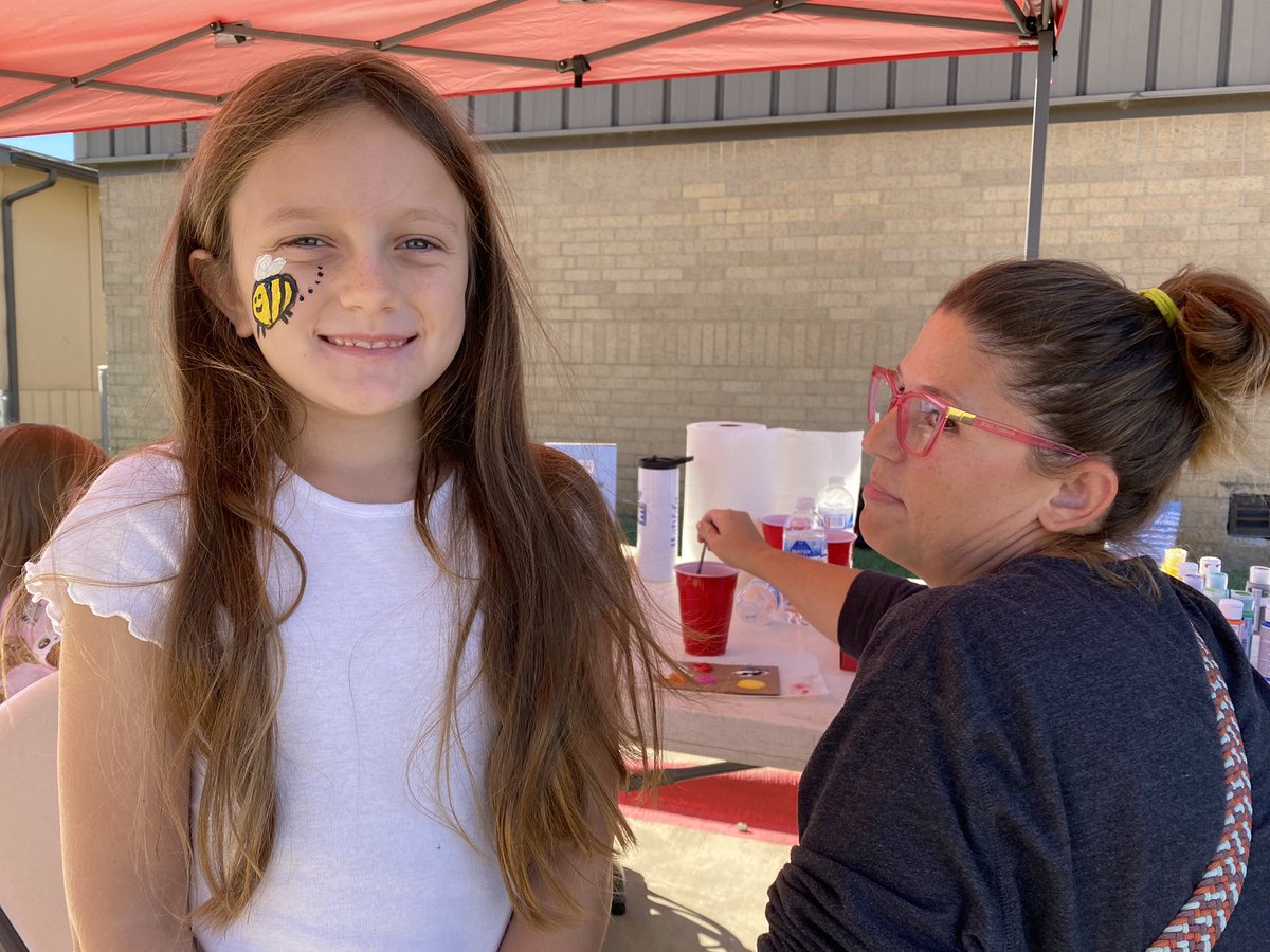 GunterTigerArt's tweet photo. Tiger artists volunteered to face paint today at the Touch-a-Truck Event benefiting the nonprofit Gunter Parks Foundation. Love that they have a heart for service! ❤️🎨 #creativityroars @GunterHSTigers @Gunter_ISD https://t.co/k9lPehh6Gb