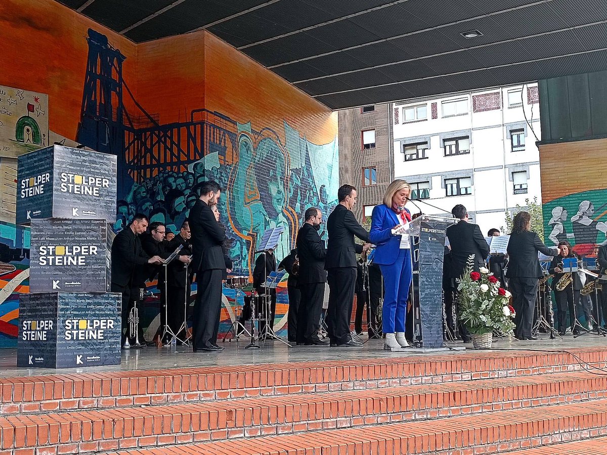 eajpnvbarakaldo's tweet photo. ℹ #Barakaldo se convierte en 1a gran ciudad de Euskadi en homenajear a víctimas del nazismo con #Stolpersteine.
@amaiadelcampo @jerkoreka , representantes colegio Alazne y familiares de victimas homenajean a barakaldesas q estuvieron en campos d concentración.

@infobarakaldo https://t.co/sILtBHb08o