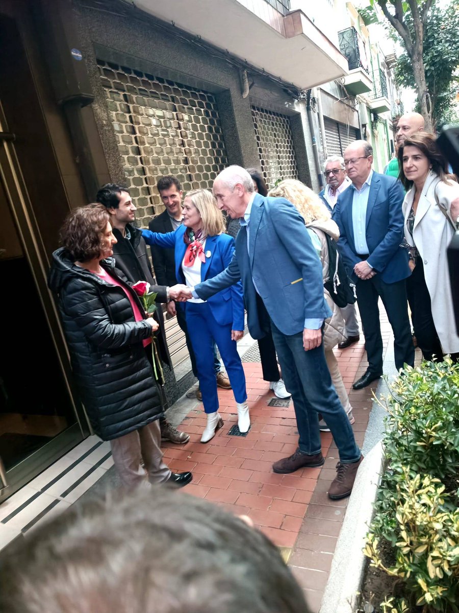 eajpnvbarakaldo's tweet photo. ℹ #Barakaldo se convierte en 1a gran ciudad de Euskadi en homenajear a víctimas del nazismo con #Stolpersteine.
@amaiadelcampo @jerkoreka , representantes colegio Alazne y familiares de victimas homenajean a barakaldesas q estuvieron en campos d concentración.

@infobarakaldo https://t.co/sILtBHb08o