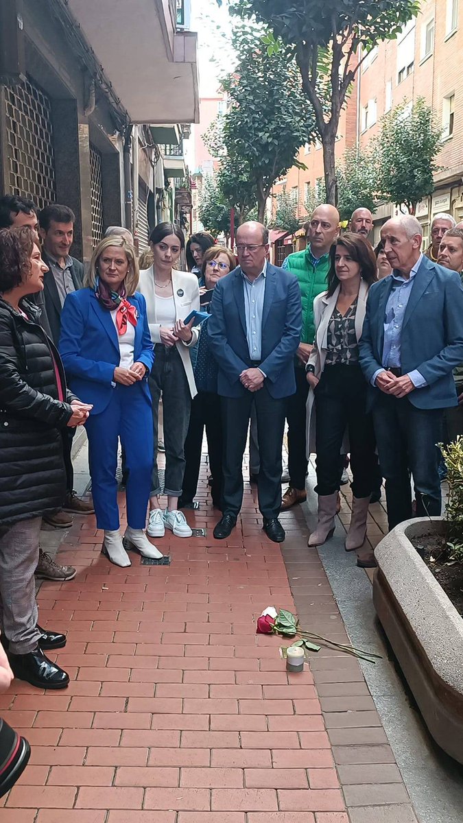 eajpnvbarakaldo's tweet photo. ℹ #Barakaldo se convierte en 1a gran ciudad de Euskadi en homenajear a víctimas del nazismo con #Stolpersteine.
@amaiadelcampo @jerkoreka , representantes colegio Alazne y familiares de victimas homenajean a barakaldesas q estuvieron en campos d concentración.

@infobarakaldo https://t.co/sILtBHb08o