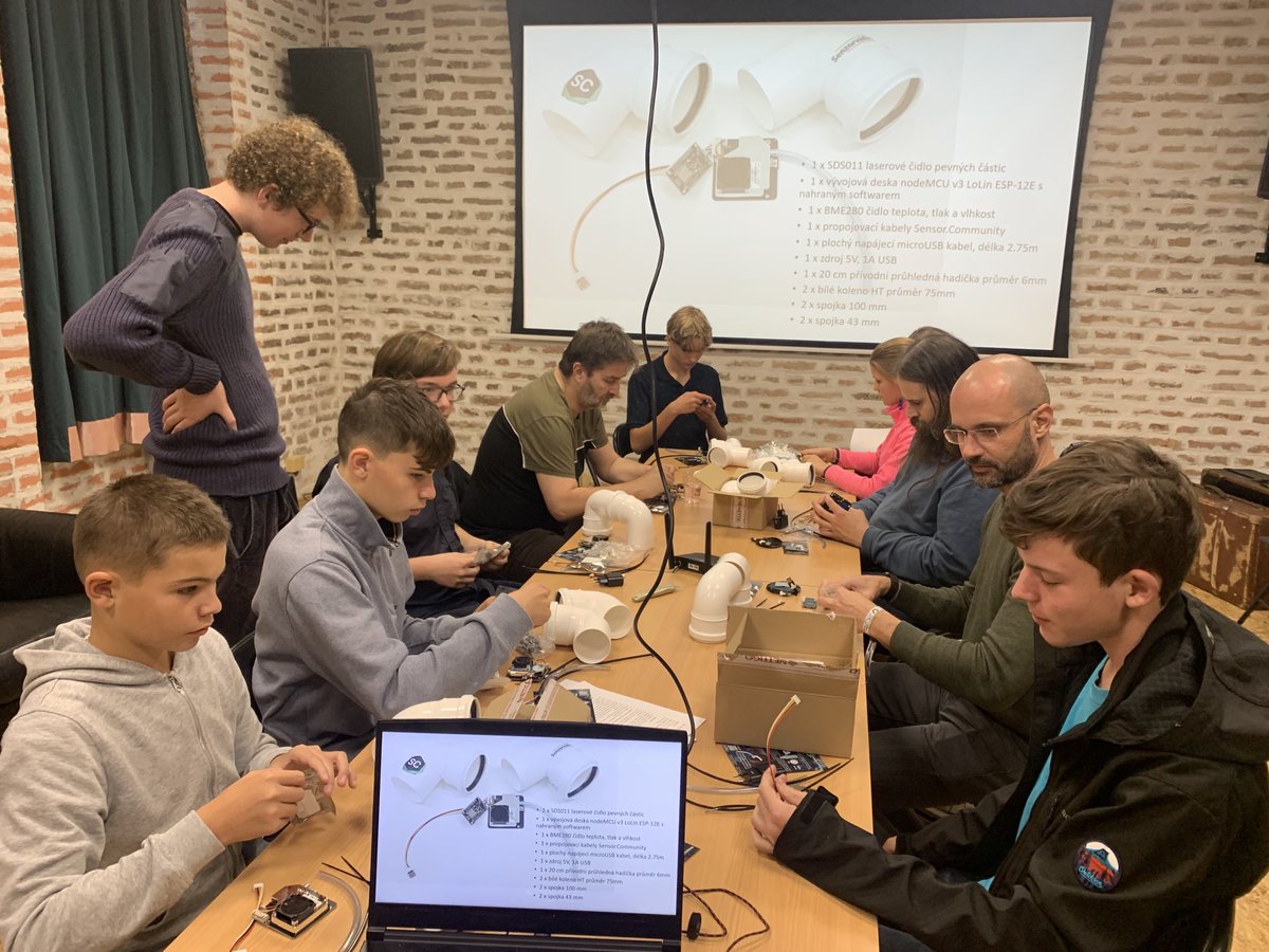 senzorvzduchu's tweet photo. Společné stavení senzorů 💪@SensorCommunity na dnešní akci @MeetAndCode 🙏 děkujeme Vám za za velký zájem. #Sensor2School #senzorydoskol #Senzorvzduchu #ovzdusi #kvalitaovzdusi https://t.co/MbLpdxmLJ4