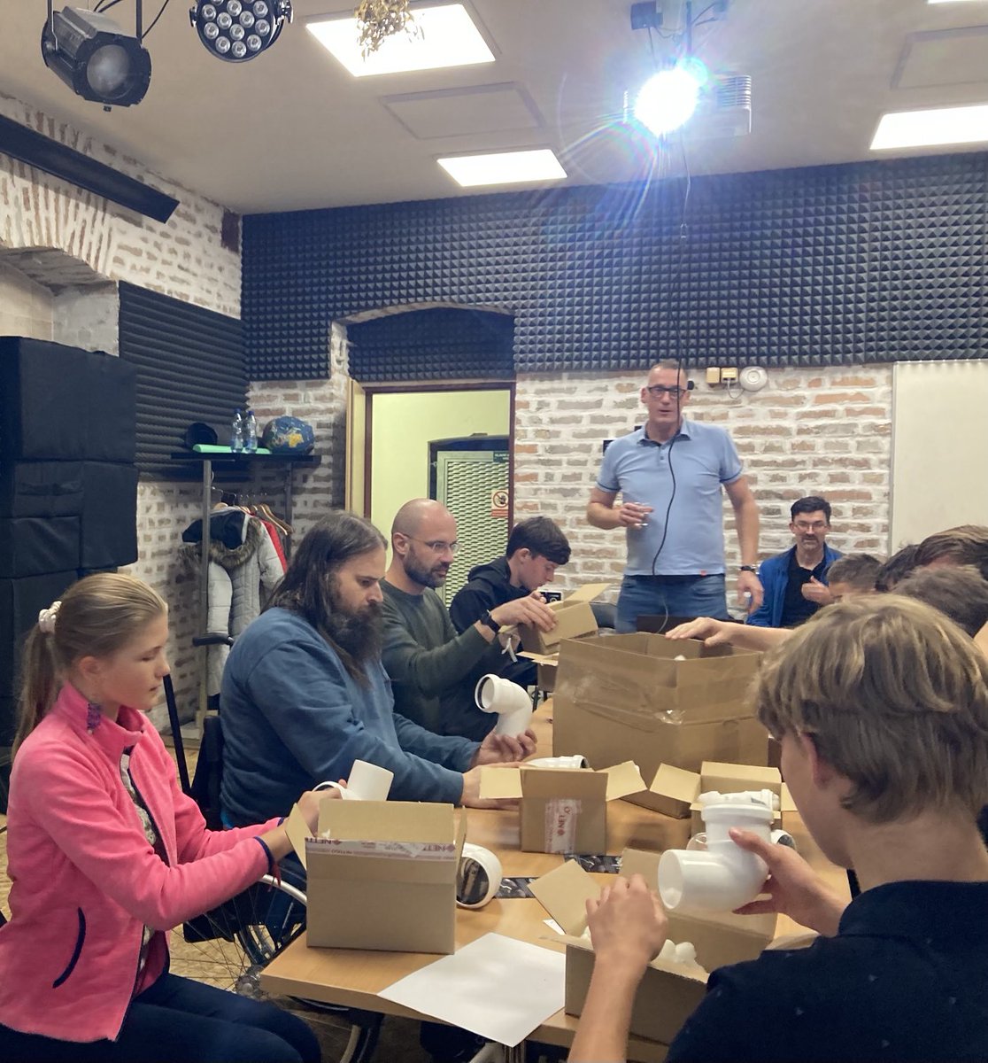 senzorvzduchu's tweet photo. Společné stavení senzorů 💪@SensorCommunity na dnešní akci @MeetAndCode 🙏 děkujeme Vám za za velký zájem. #Sensor2School #senzorydoskol #Senzorvzduchu #ovzdusi #kvalitaovzdusi https://t.co/MbLpdxmLJ4