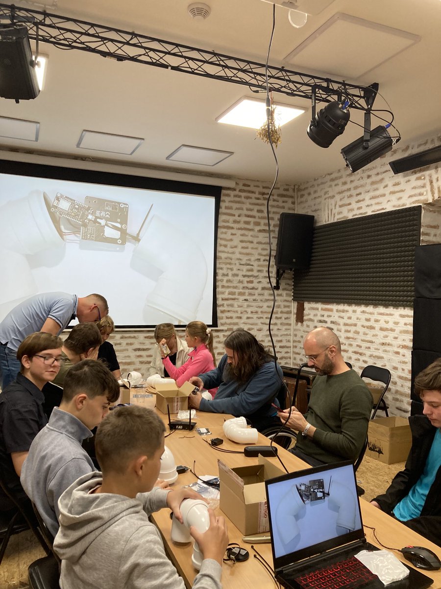 senzorvzduchu's tweet photo. Společné stavení senzorů 💪@SensorCommunity na dnešní akci @MeetAndCode 🙏 děkujeme Vám za za velký zájem. #Sensor2School #senzorydoskol #Senzorvzduchu #ovzdusi #kvalitaovzdusi https://t.co/MbLpdxmLJ4