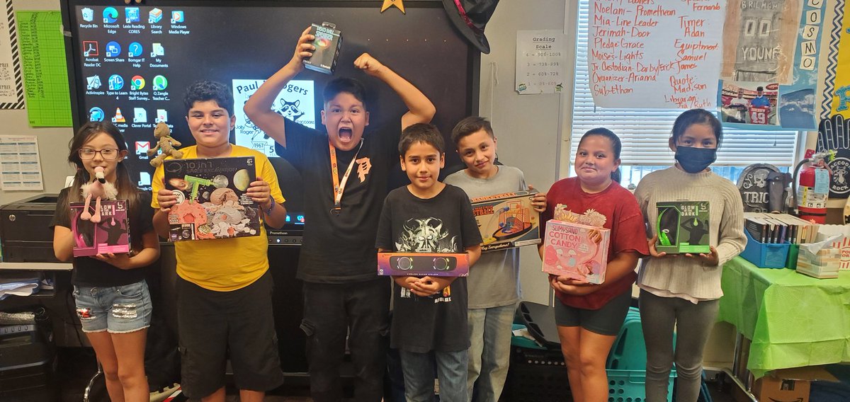 teamtreff's tweet photo. Ended September with a Bang!  Raffle winners were announced, it was payday for those ss who had class jobs, new jobs for Oct. ThinkTogether had a Hispanic Heritage party,so the girls dressed to celebrate. Then we announced.. And the Oscar goes to! Ready for October🍊
#racconsrock https://t.co/PKEVhc5qZQ