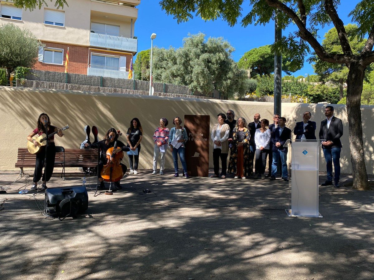 alellacup's tweet photo. 🏴 Avui hem assistit a la inauguració de l'exposició del 5è aniversari de l'#1O2017 organitzada per l'@ANCAlella i hem participat en l'acte commemoratiu, on el regidor Mark Ullod ha reivindicat la vigència d'un referèndum que va ser legítim i vinculant

#2O2022 #NiOblitNiPerdó https://t.co/pLcx6MHBpw
