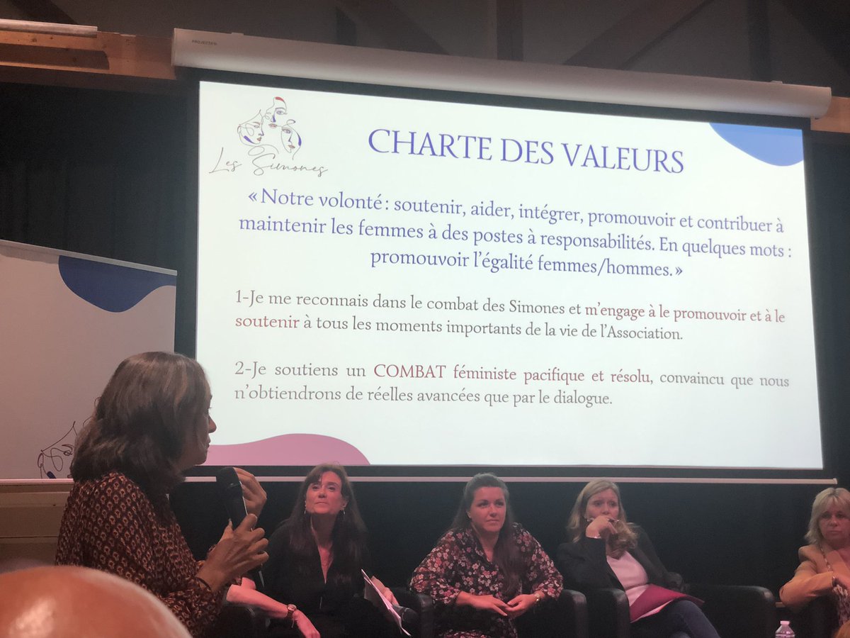 SophieCascarino's tweet photo. Soirée inspirante avec l’association @LesSimones_ 
@sandrinejossoan @f_personne 
➡️Favoriser les liens entre société civile et politique de toutes les nouvelles personnalités qui veulent agir et parler au féminin en présence de la talentueuse et engagée @YaelBRAUNPIVET https://t.co/MYlCvzDXeS