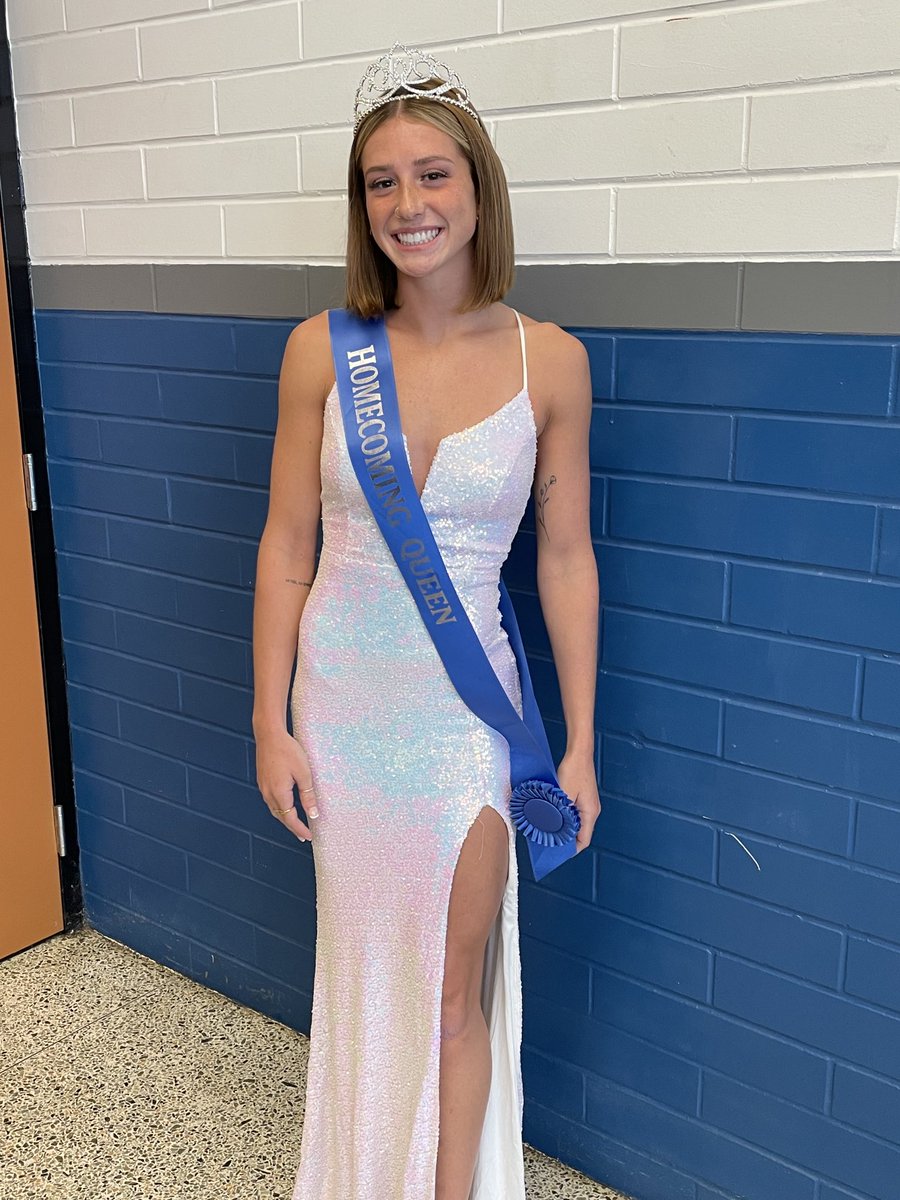 CVLJayBball's tweet photo. Outgoing Queen/Incoming Queen. Either way it’s a 🏀girl. ⁦@emma_grecek⁩  ⁦@delaniedavison8⁩ https://t.co/ynG8P14tan