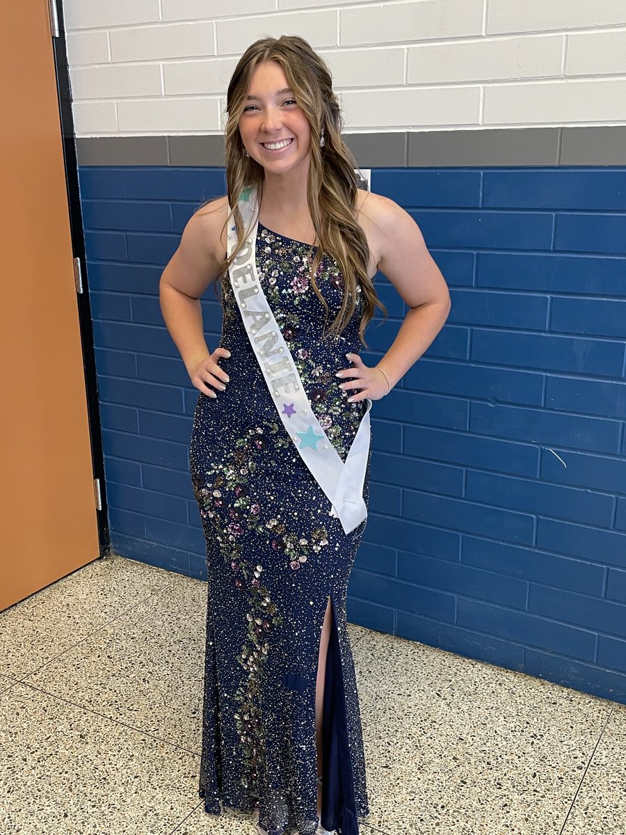 Outgoing Queen/Incoming Queen. Either way it’s a 🏀girl. ⁦<a href="/emma_grecek/">Emma Grecek</a>⁩  ⁦<a href="/delaniedavison8/">lanie davison</a>⁩