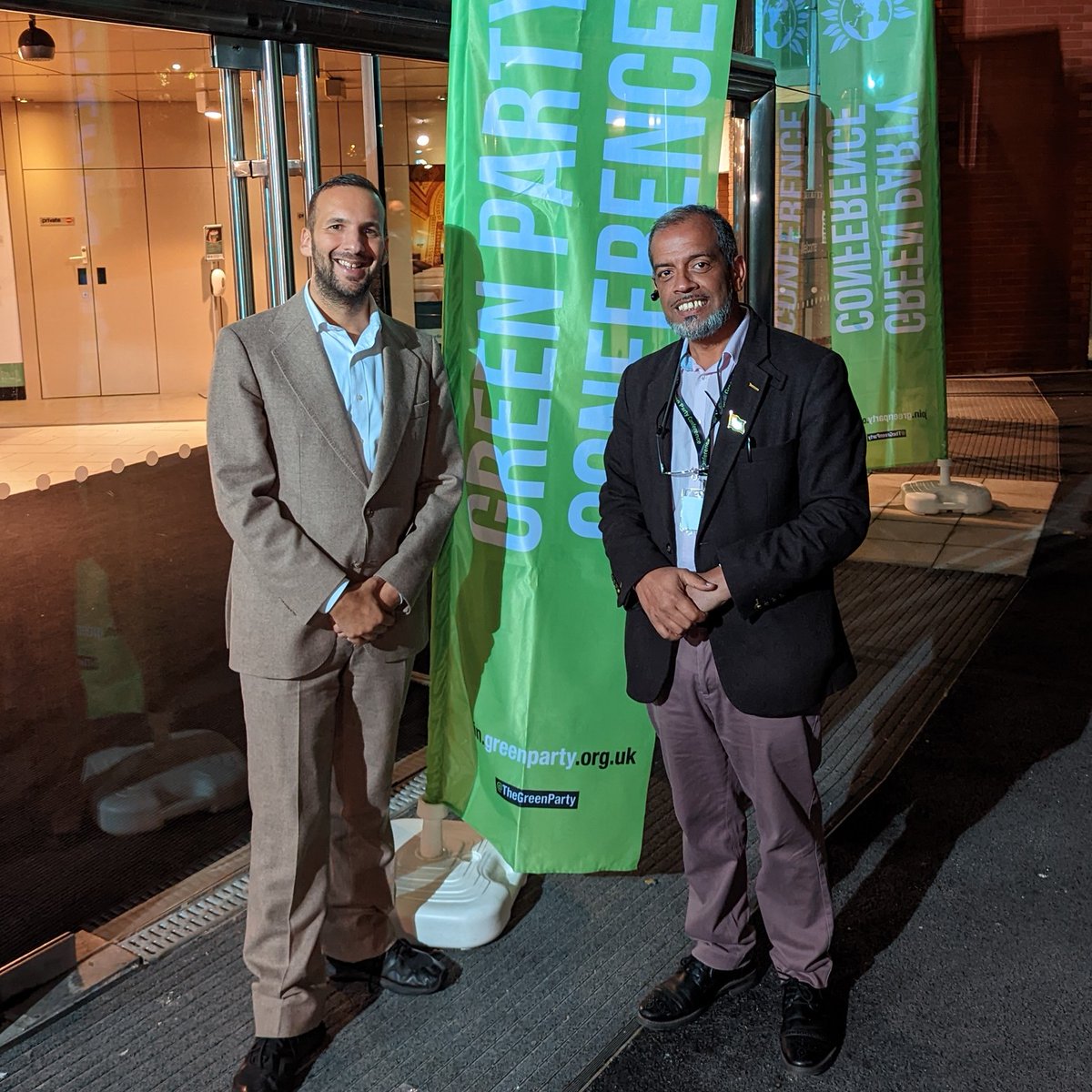 💚 Our wonderful community campaigner Khalid Mahmood congratulated @TheGreenParty's new Deputy Leader @ZackPolanski at #GPC22