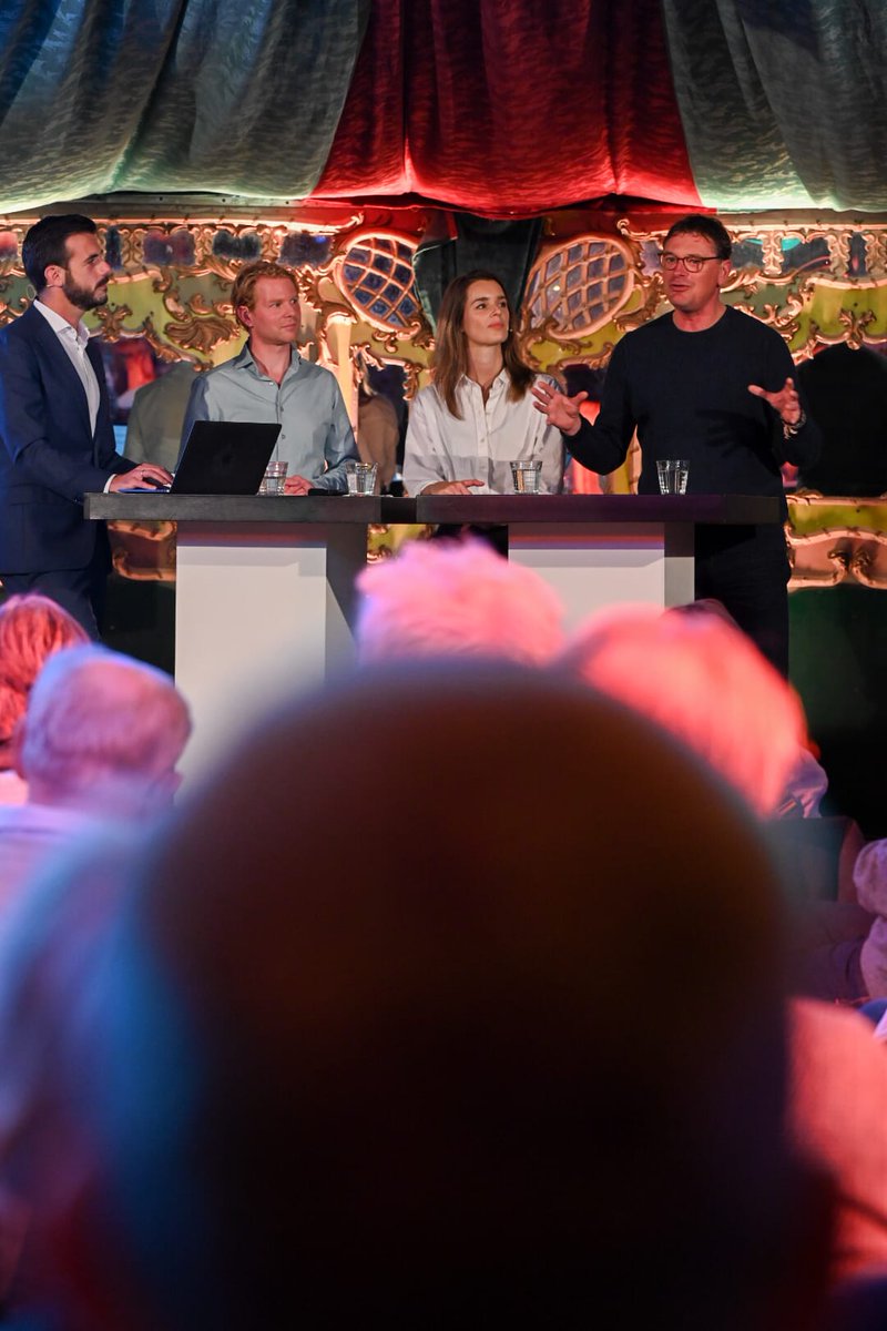 GrondFest22's tweet photo. Gisteren en vandaag konden bezoekers deelnemen aan een inhoudelijk programma vol lezingen, debatten, film en workshops met als doel van elkaar te leren, zodat we blijven bouwen aan onze open democratie en samenleving. 💥

Lees het op: https://t.co/rcEHaGxVyr 

#grondfest https://t.co/OCCliXVYPQ