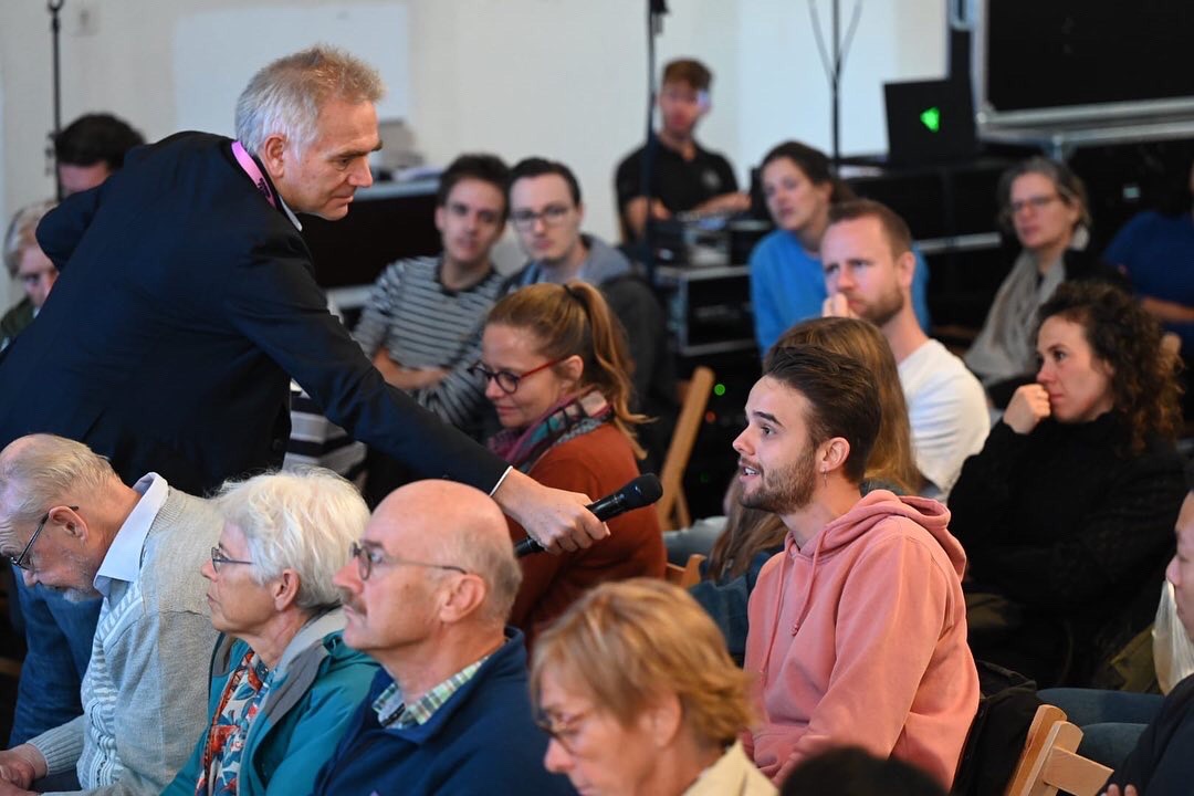 Gisteren en vandaag konden bezoekers deelnemen aan een inhoudelijk programma vol lezingen, debatten, film en workshops met als doel van elkaar te leren, zodat we blijven bouwen aan onze open democratie en samenleving. 💥

Lees het op: bit.ly/3fsSKNr 

#grondfest