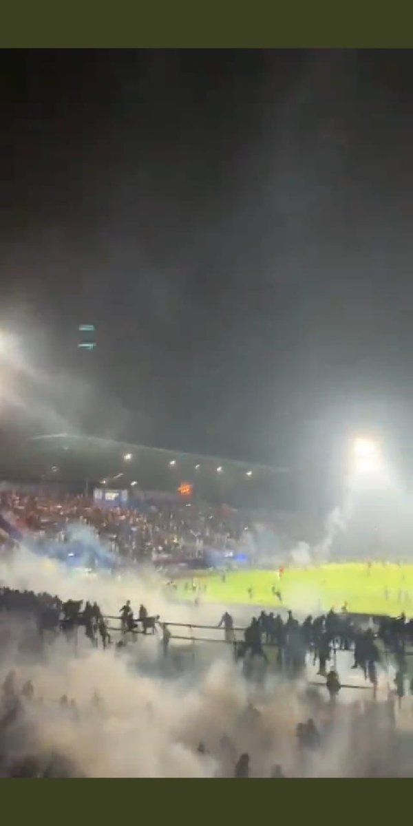 ibnuahmd's tweet photo. Passs posisi iki jan ajor bender. Bukane gas air mata iku wes dilarang didalam stadion. Lapo kok sampe koyok ngunh kon iku. Bajingaaaaan bajingan
#kanjuruhan https://t.co/ddBd8RqKmx